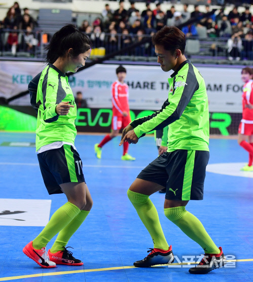 [SS포토] 이승우-이민아, 골 넣은 후 댄스댄스~