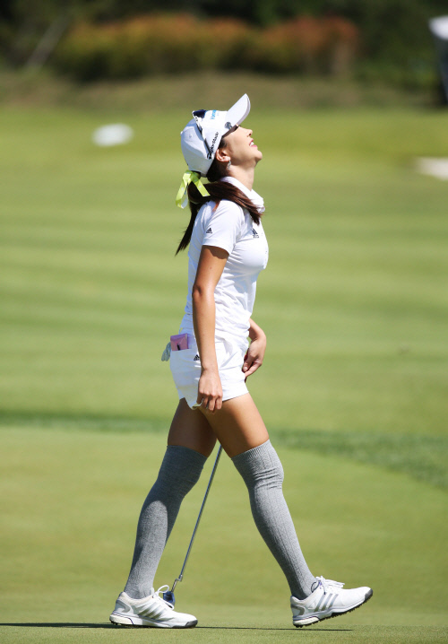 안신애 9번홀 버디퍼트 놓친후 아쉬워하고 있다