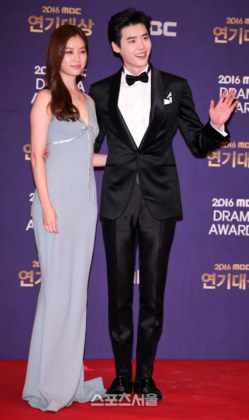 [SS포토]한효주를 안은 이종석, "이런 행운이 올줄이야~"