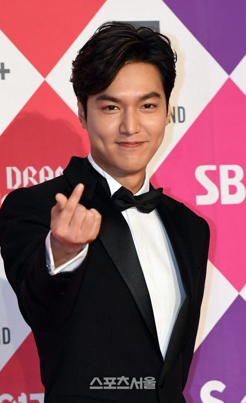 [SS포토]이민호, \'하트를 받아주세요!\'(SBS연기대상)