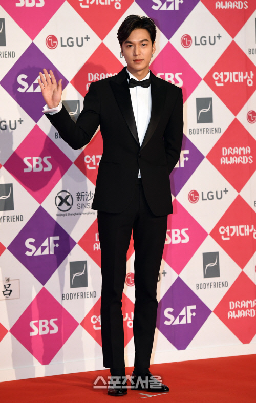 [SS포토]손인사 하는 배우 이민호(SBS연기대상)