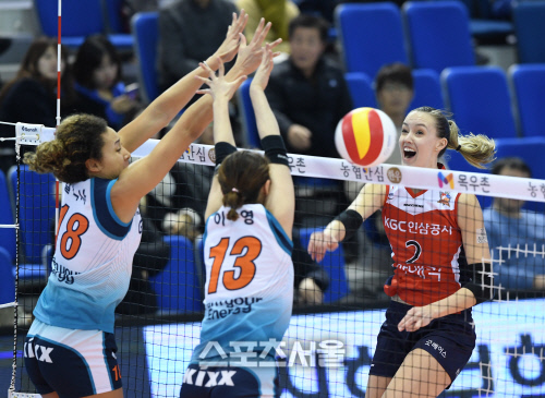 [SS포토] KGC 알레나, 악! 소리 나는 강타!