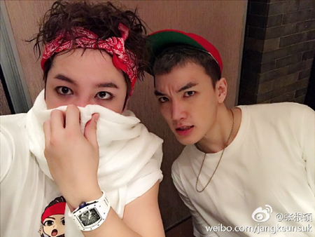 [★SNS] "펑키+록시크 매력" 장근석, 中 콘서트서 강렬 눈빛