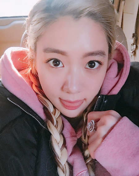 클라라, 화려한 금발+양갈래 머리 '동안 매력'