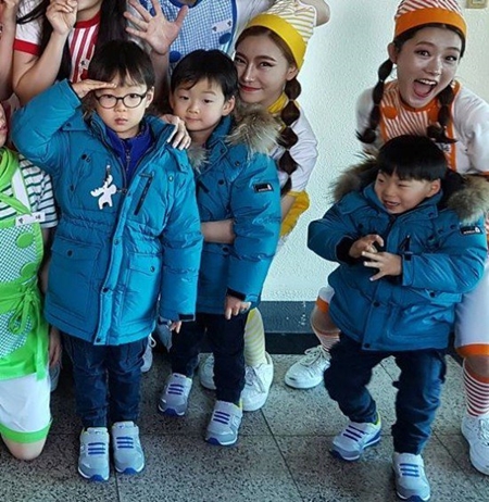 [★SNS] "훌쩍 자란 삼둥이"…송일국, 대한민국만세 근황 공개