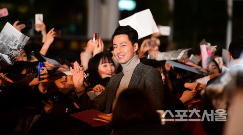 [SS포토] '더킹' 조인성, 사인하는 모습도 화보