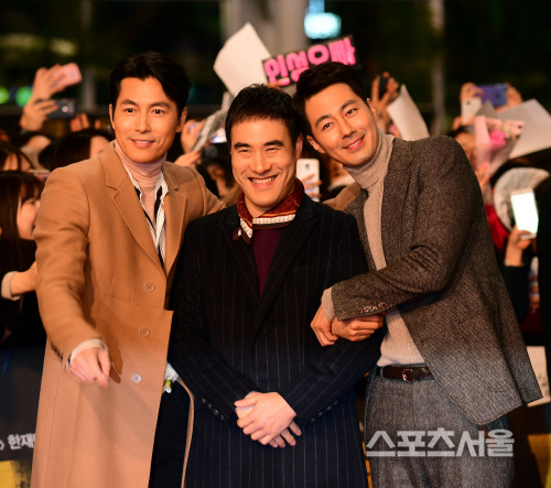 [SS포토] 조인성, 배성우에 귀요미 팔짱