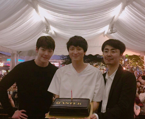 '마스터' 700만 돌파, 김우빈-강동원 달콤훈훈인증샷