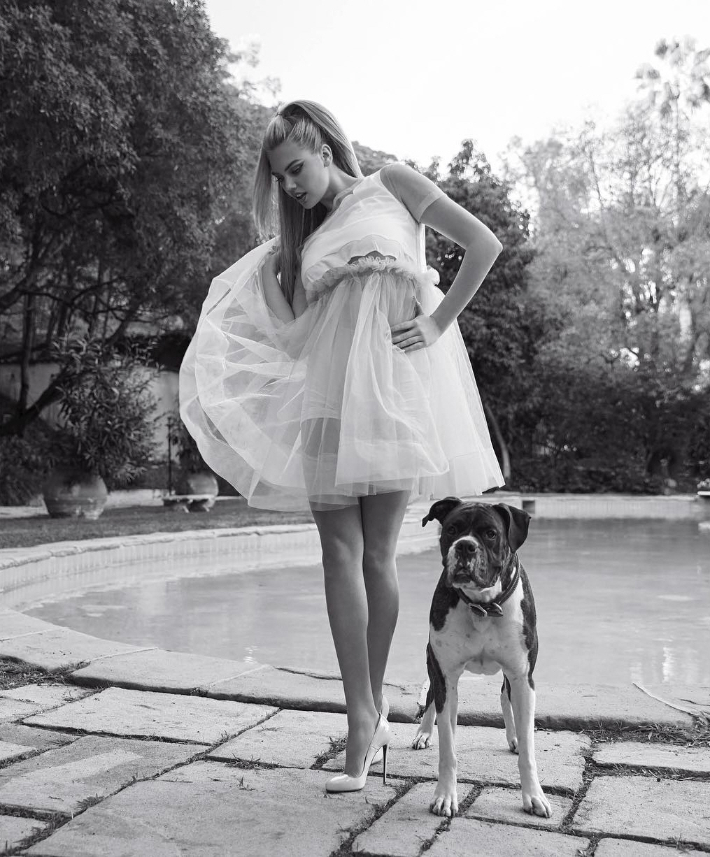 [GirlPic] 케이트 업튼, 시스루 드레스를 입고 '역동적인 포즈'