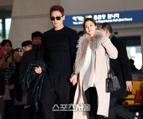 두손꼭 잡은 세기의 커플 김태희 비, 공항 밝히는 미모[SS포토]