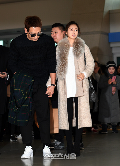 두손 꼭 잡은 세기의 커플 김태희 비, 팬들에 인사 먼저[SS포토]