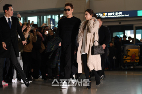 두손꼭 잡은 세기의 커플 김태희 비, 팬들도 발걸음 올스톱[SS포토]