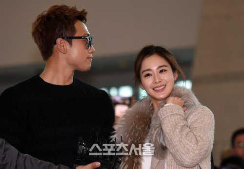 신혼여행 떠나는 비-김태희 커플, 미소가 아름다운 새색시[SS포토]