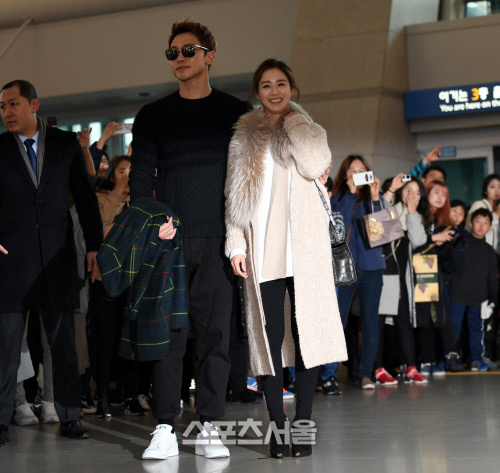포토라인에 선 김태희-비 커플'부러우면 지는겁니다![SS포토]