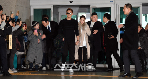 미디어에 첫 선 보이는 비 김태희, 인기 실감[SS포토]