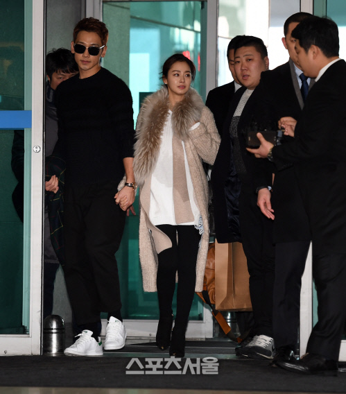 미디어에 첫 선 보이는 비 김태희 그리고 철통경홍[SS포토]