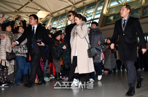 공항마비(?)시킨 세기의 커플 김태희-비, 그럼 이만[SS포토]