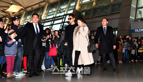 공항마비(?)시킨 세기의 커플 김태희-비, 그럼 이만[SS포토]