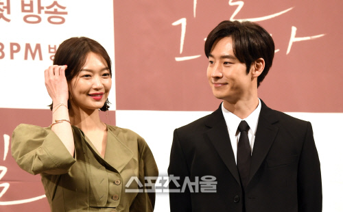 [SS포토]이제훈, '신민아는 만취 연기에도 예뻐!'