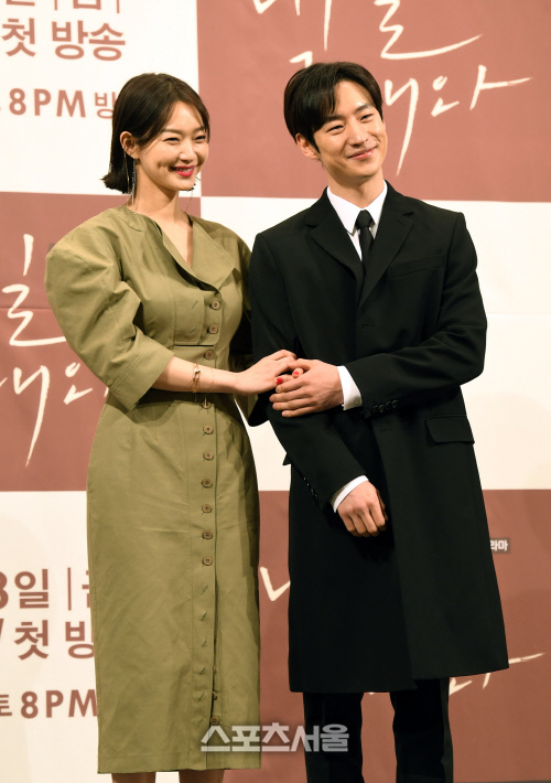 [SS포토]다정하게 손 잡는 신민아와 이제훈