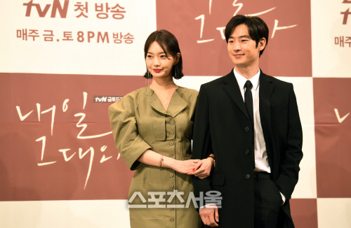 [SS포토]'도깨비' 후속 '내일 그대와' 주연 맡은 신민아-이제훈