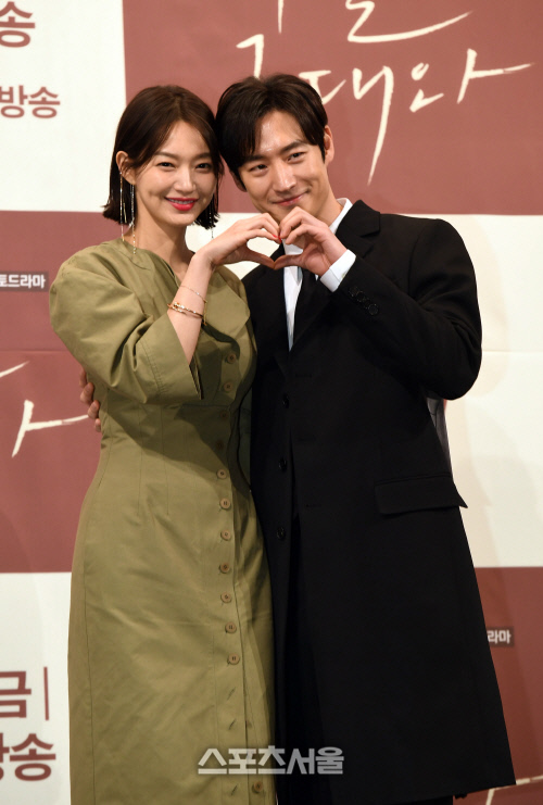 [SS포토]함께 하트 만들어보이는 신민아와 이제훈