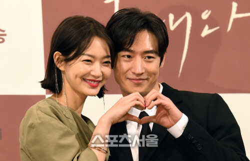 [SS포토]신민아-이제훈, '함께 로맨스 만들어요!''