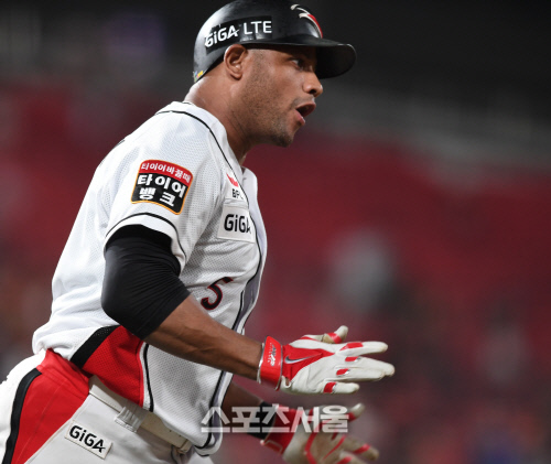 [SS포토] kt 마르테, 갈길 바쁜 롯데 발목 잡는 홈런포!