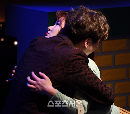 [SS포토] 맹승지-정가호, 연극 무대에서 뜨거운 포옹!