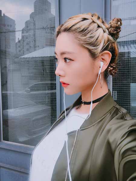 "살아 숨 쉬는 인형" 클라라, 러블리한 소녀 매력