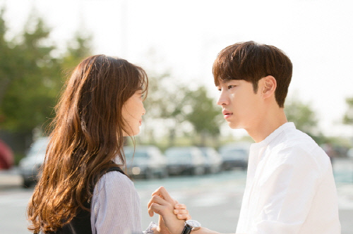 이제훈-신민아 운명적 눈빛 교환 '내일그대와' 첫만남