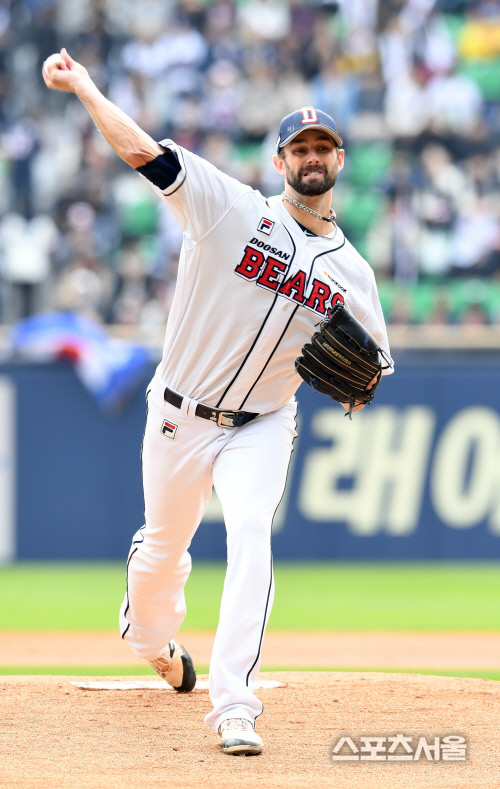 [SS포토]포스트시즌 최다연속이닝 무실점 신기록 세우는 니퍼트