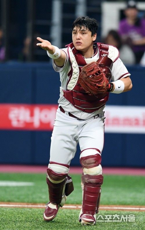 [SS포토] 박동원 \'스윙 아닌가요?\'