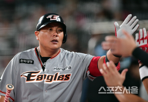 [SS포토] 김태균, 홈런으로 최연소 3000루타 자축!