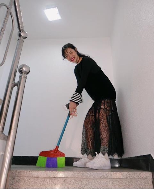 [★SNS] 설리, 하의 시스루 패션으로 '시선 집중'