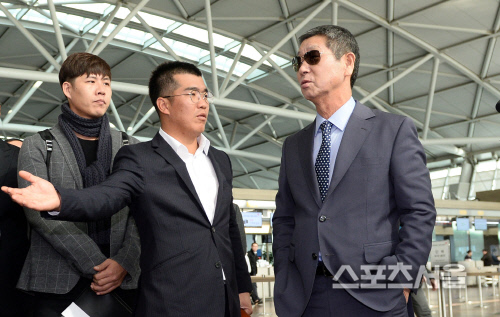 [SS포토]한화 정근우, \'감독님! 가운데로 가시죠!\'