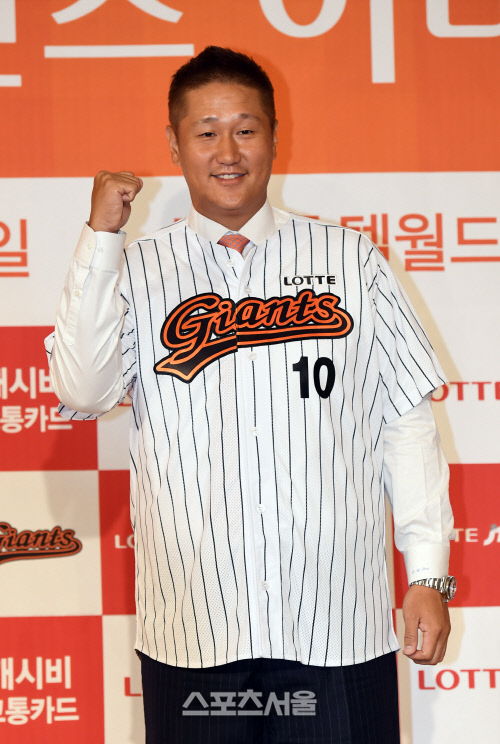 [SS포토]롯데 복귀 이대호, \'사직야구장 많이 찾아주세요!\'