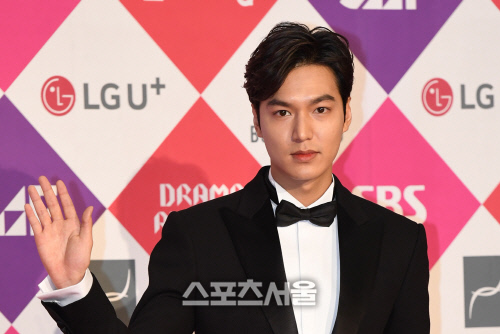 [SS포토]배우 이민호, 조각이 손인사를...(SBS연기대상)