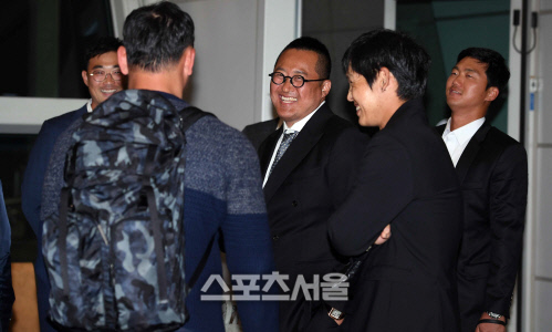 [SS포토]조인성, "동료들과의 담소는 언제나 즐거워~"