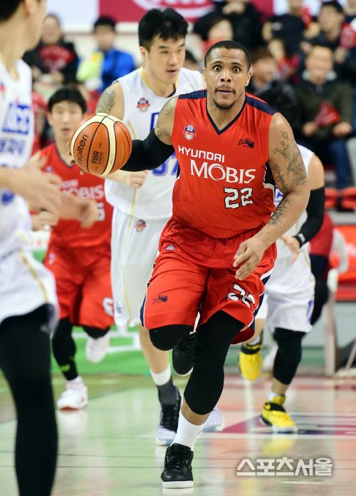 [SS포토] 모비스 밀러 \'드리블하는 진지한 눈빛\'