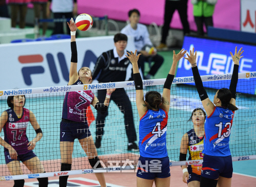 [SS포토] 흥국생명 김나희, 수비 벌 세우는 강타 공격?