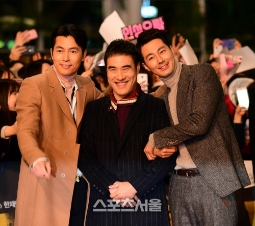 [SS포토] 조인성, 배성우에 귀요미 팔짱