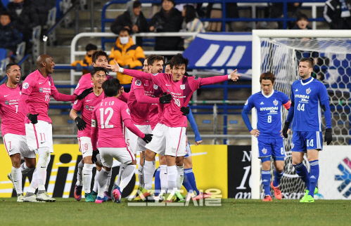 [SS포토] 울산 방심했나? 키치SC 김봉진에 후반 시작과 동시에 동점골!