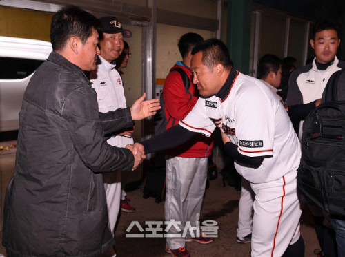 [SS포토]조인성, "종범형님, 오셨습니까~"