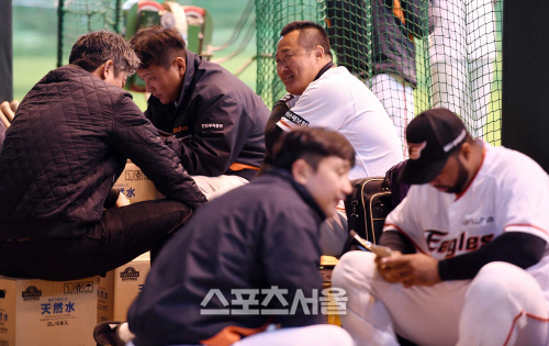 [SS포토]휴식중인 조인성, "안경현 형님과 얘기하고 있어요~"