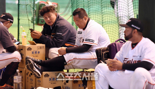 [SS포토]휴식을 취하는 김태균과 조인성등 선수들, "비가 와서 한가로워요~"