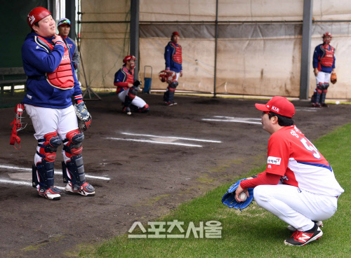 [SS포토]후배의 조언을 듣는 양현종, \'완전 공부하는 자세네~\'