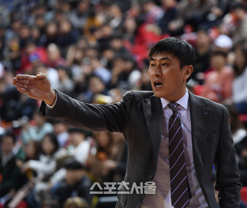 [SS포토] 삼성 이상민 감독, 칼로 내려치듯이...공격!