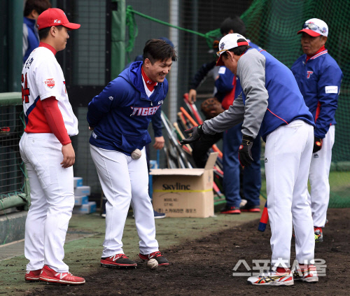[SS포토]낭심을 맞고도 끄덕 않는 김선빈, \'타고난 힘에 그저 경탄만~\'