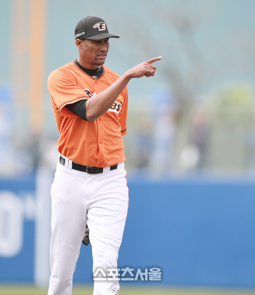 [SS포토]도루를 저지한 조인성에게 사인을 보내는 오간도, "굿~"